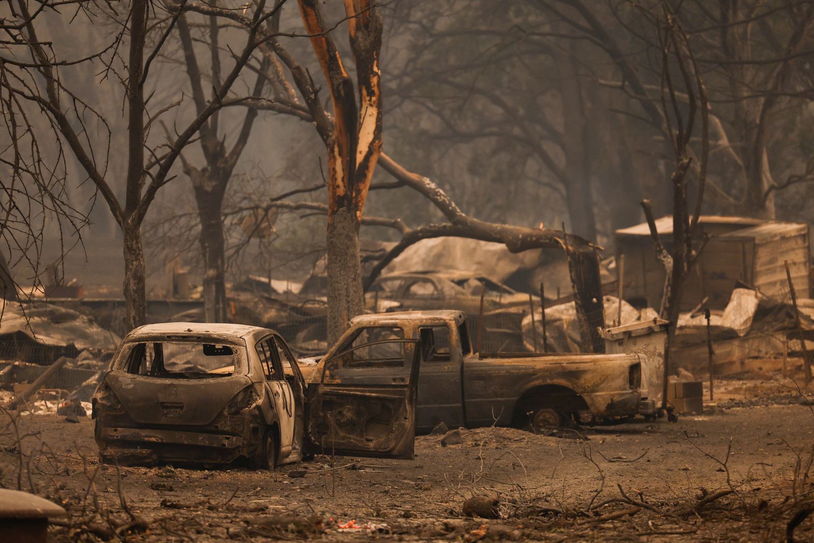 مركبات متضررة من حريق ماكيني بالقرب من يريكا بولاية كاليفورنيا، الولايات المتحدة - 30 يوليو 2022 - REUTERS