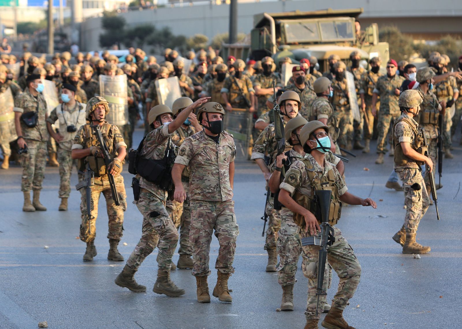 جنود من الجيش اللبناني خلال احتجاجات مناهضة للحكومة بالقرب من القصر الرئاسي في بعبدا- 12 سبتمبر 2020 - REUTERS