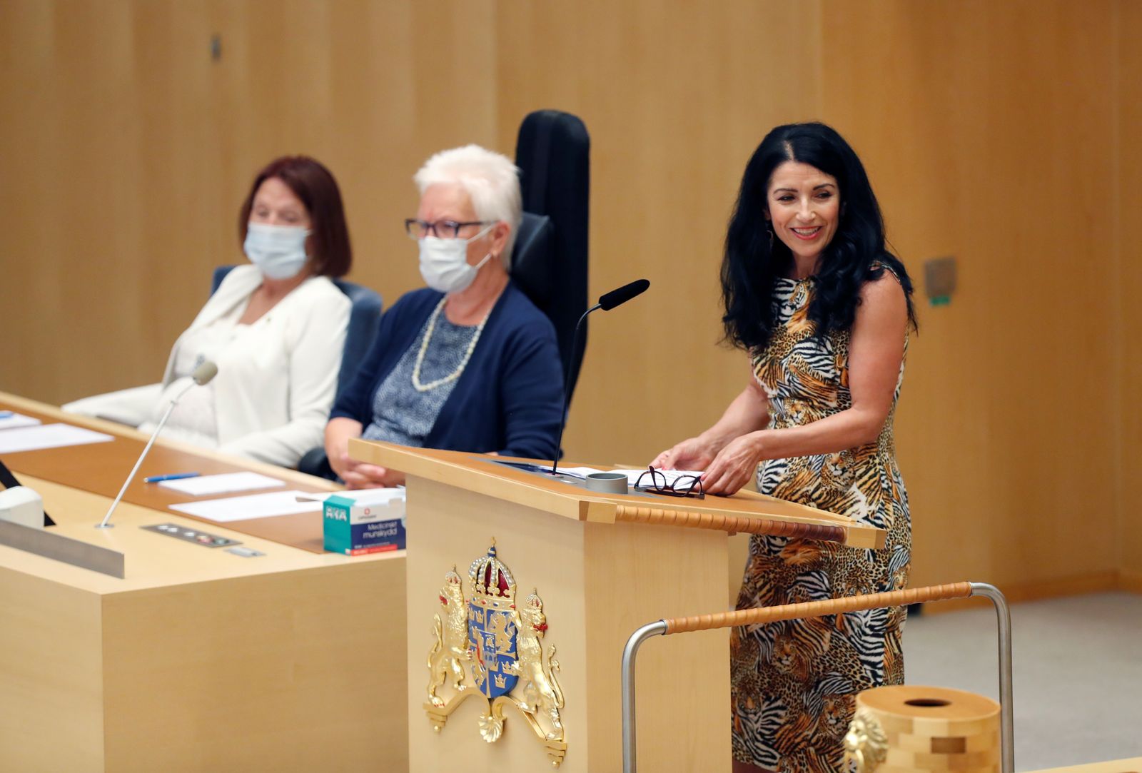 النائبة السويدية المستقلة أمينة كاكابافيه تتحدث أمام البرلمان في ستوكهولم - 7 يوليو 2021 - REUTERS