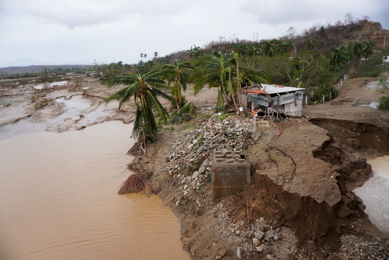 Hurricane Agatha makes landfall in southern Mexico - REUTERS