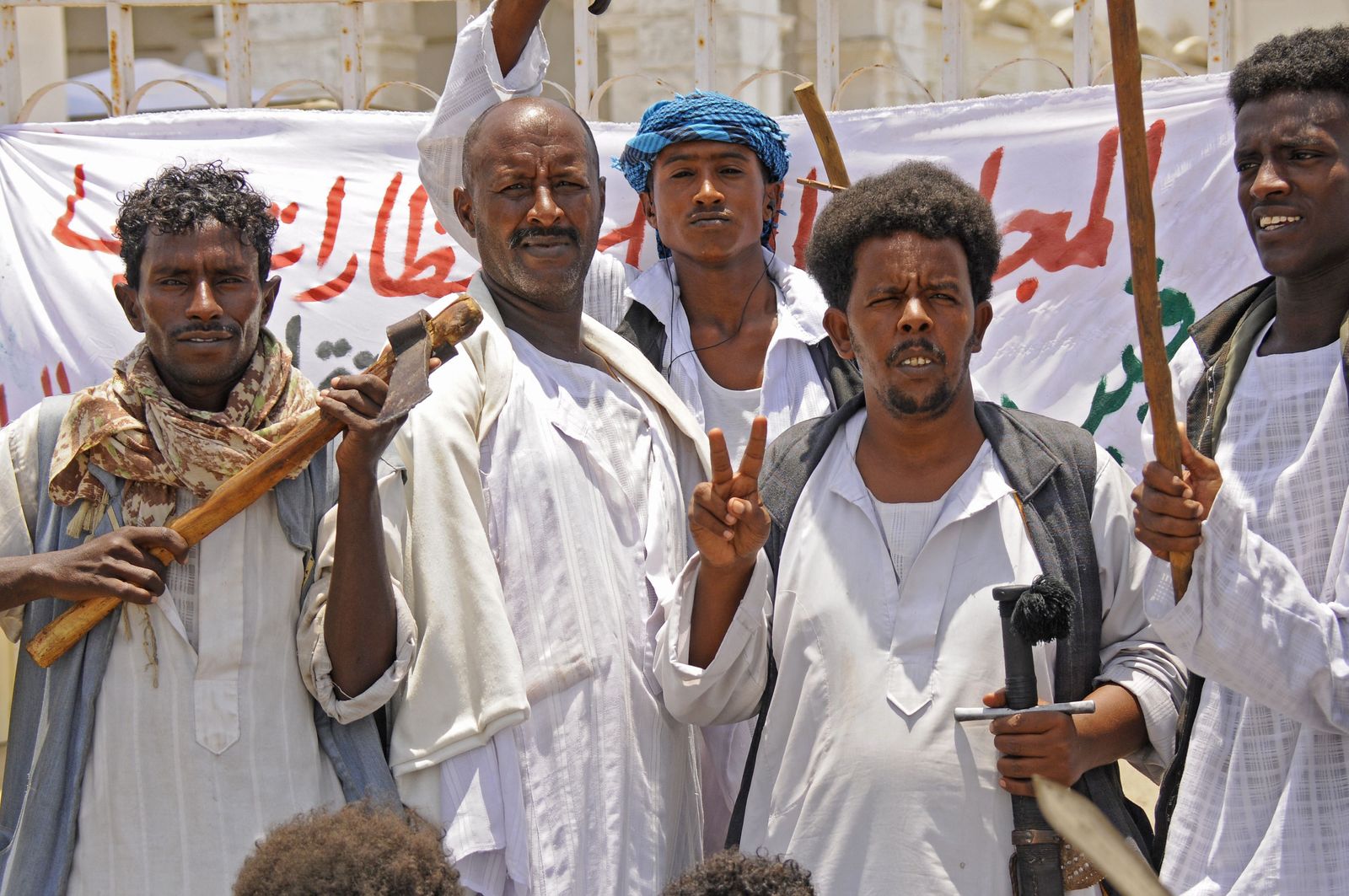 متظاهرون من مجلس البجا في السودان ينظمون اعتصاماً خارج الأمانة العامة لحكومة ولاية البحر الأحمر في مدينة بورتسودان في 7 يونيو 2022 - AFP