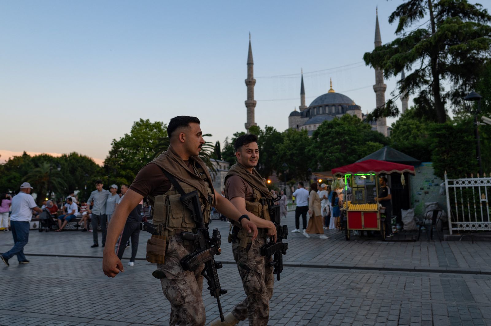 ضابطا شرطة تركيان يسيران في إسطنبول- 14 يونيو 2022 - AFP