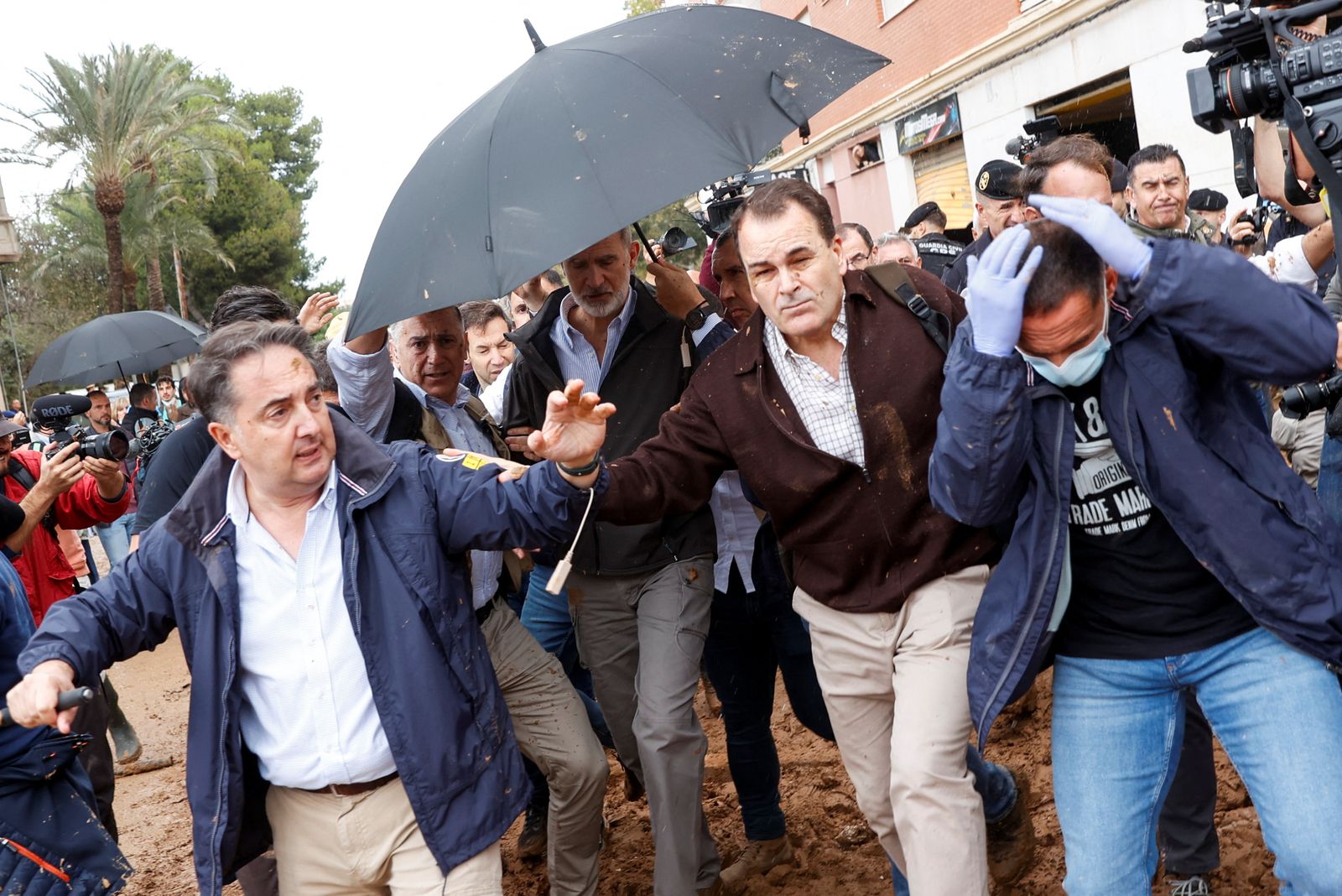 People throw mud at Spain's King Felipe, following heavy rains that caused floods, as he visits Paiporta, near Valencia, Spain, November 3, 2024. REUTERS/Eva Manez