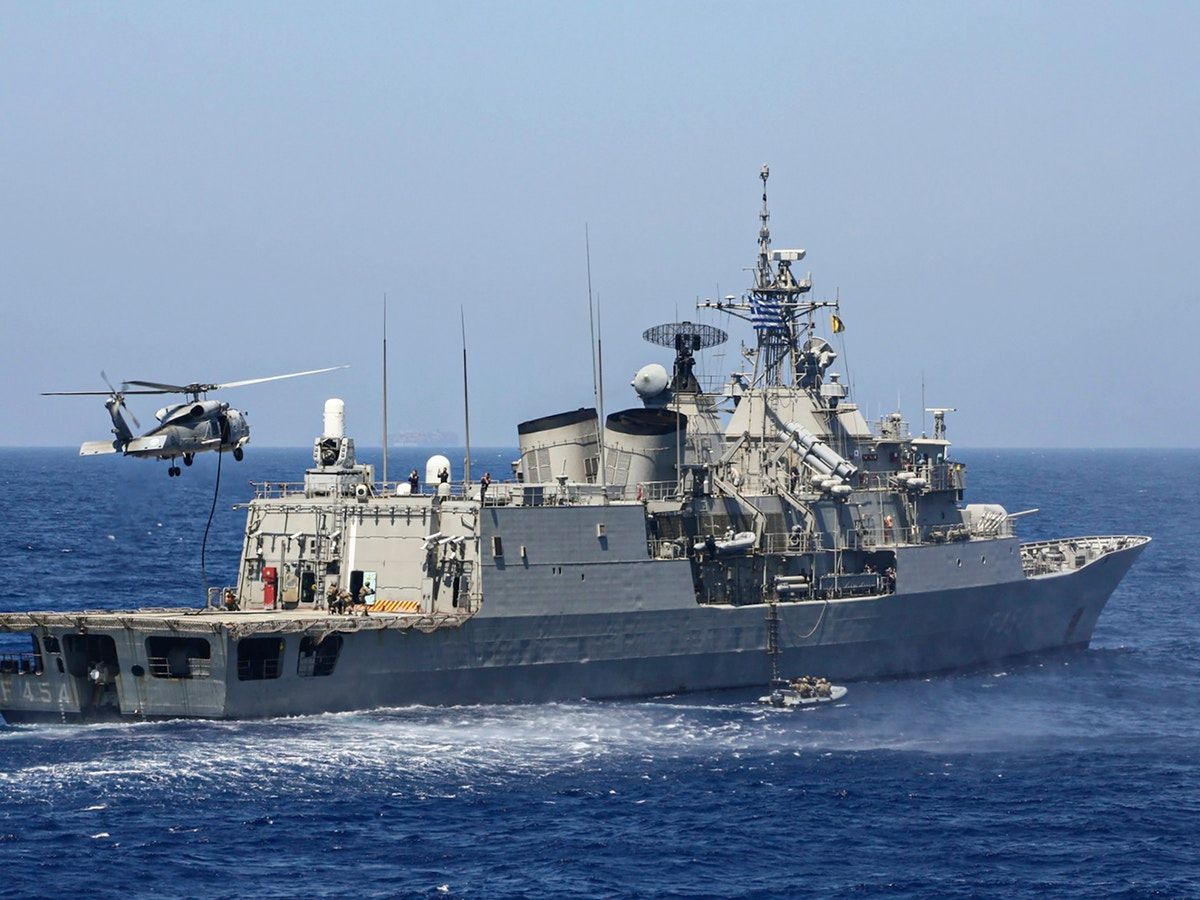 فرقاطة تابعة للبحرية اليونانية ومروحية خلال تدريبات عسكرية شرق المتوسط - 25 أغسطس 2020 - AFP