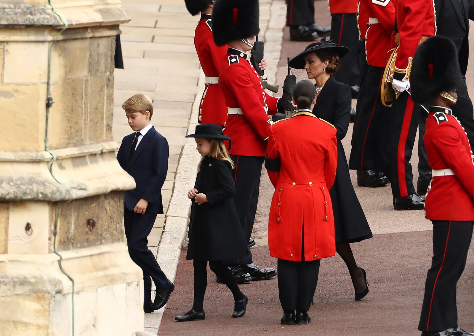 الأميران جورج وشارلوت يسيران خلف نعش الملكة اليزابيث الثانية ووالدتهما كاثرين أميرة ويلز يصلون إلى كنيسة سانت جورج داخل قلعة وندسور- 19 سبتمبر 2022 - AFP