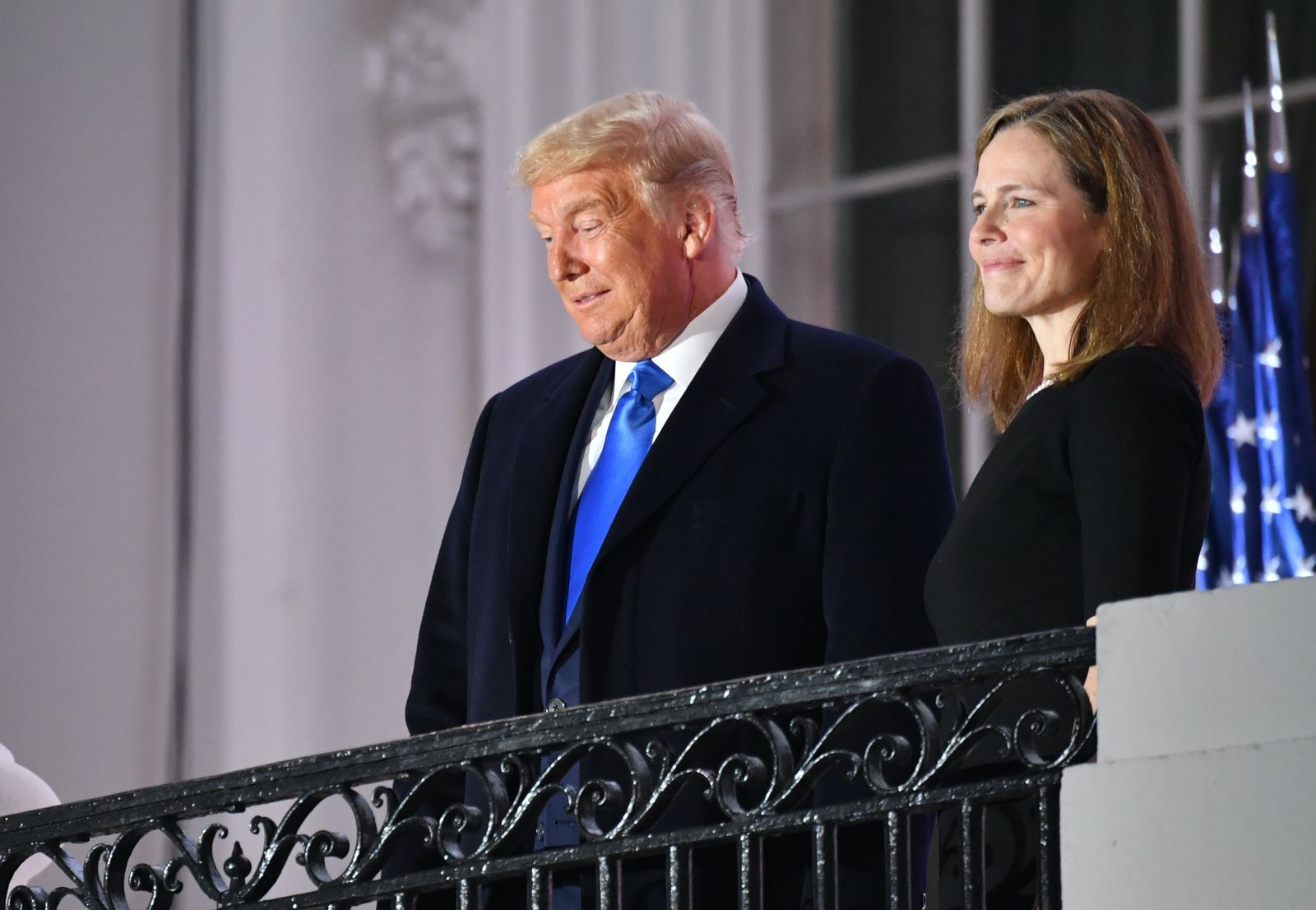 القاضية آيمي كوني باريت والرئيس ترمب في البيت الأبيض 26 أكتوبر 2020  - AFP