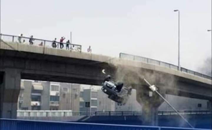 صورة لسقوط مدرعة من أعلى كوبري أكتوبر بوسط العاصمة المصرية في عام 2013 يتم تداولها في وسائل التواصل الاجتماعي على أنها لحادث سقوط سيارة ميكروباص في نهر النيل