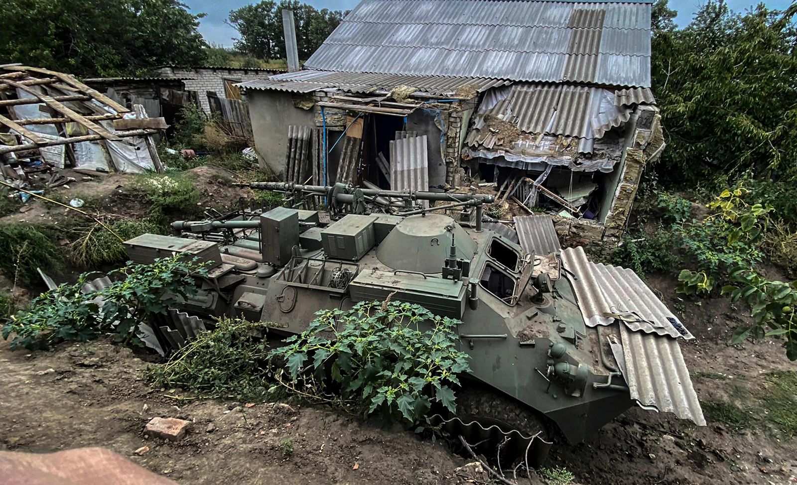 This photograph taken on September 11, 2022, shows an abandoned Russian armoured personnel carrier near a village on the outskirts of Izyum, Kharkiv Region, eastern Ukraine, amid the Russian invasion of Ukraine. - Ukrainian forces reported on September 12, 2022, that their lightning counter-offensive took back more ground in the past 24 hours, as Russia replied with strikes on some of the recaptured ground. The territorial shifts were one of Russia's biggest reversals since its forces were turned back from Kyiv in the earliest days of the nearly seven months of fighting, yet Moscow signalled it was no closer to agreeing a negotiated peace. (Photo by Juan BARRETO / AFP) - AFP