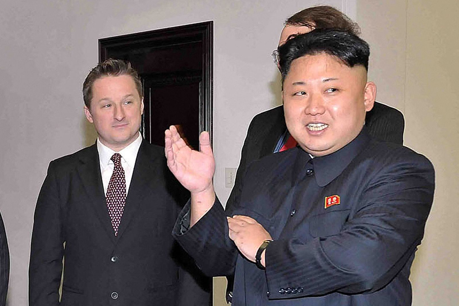 الزعيم الكوري الشمالي كيم جونغ أون بجانب رجل الأعمال الكندي مايكل سبافور - AFP