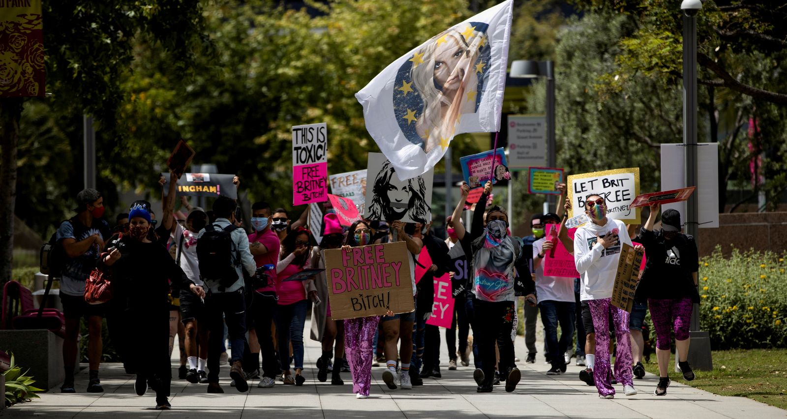 أنصار نجمة البوب ​​بريتني سبيرز يحملون لافتات خلال مسيرة لدعمها. 27 أبريل 2021 - REUTERS