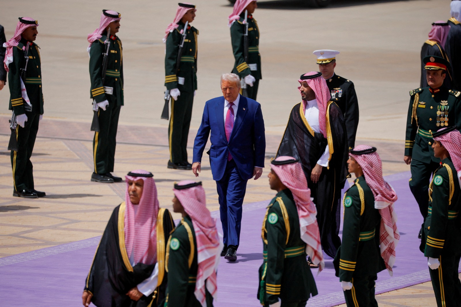 ولي العهد السعودي الأمير محمد بن سلمان خلال استقباله الرئيس الأميركي دونالد ترمب في مطار الملك خالد الدولي بالرياض. السعودية في 13 مايو 2025