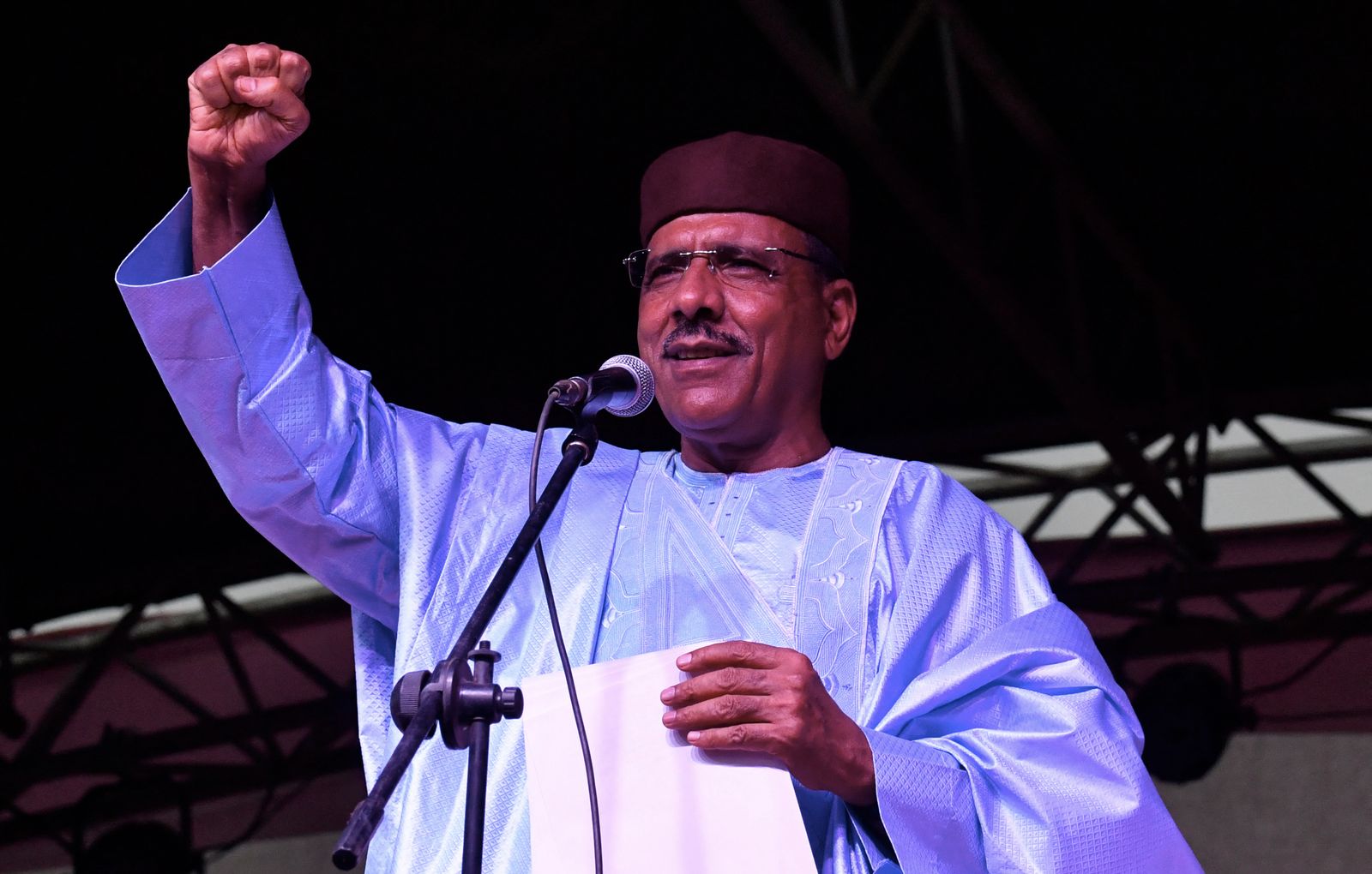 رئيس النيجر المنتخب حديثًا محمد بازوم يلقي خطابًا في مقر حزبه بعد الإعلان عن انتخابه في نيامي. - AFP