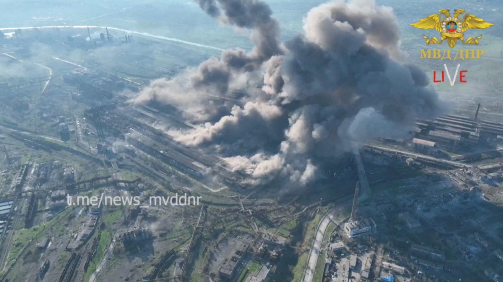 أعمدة الدخان تتصاعد بعد قصف مصنع 