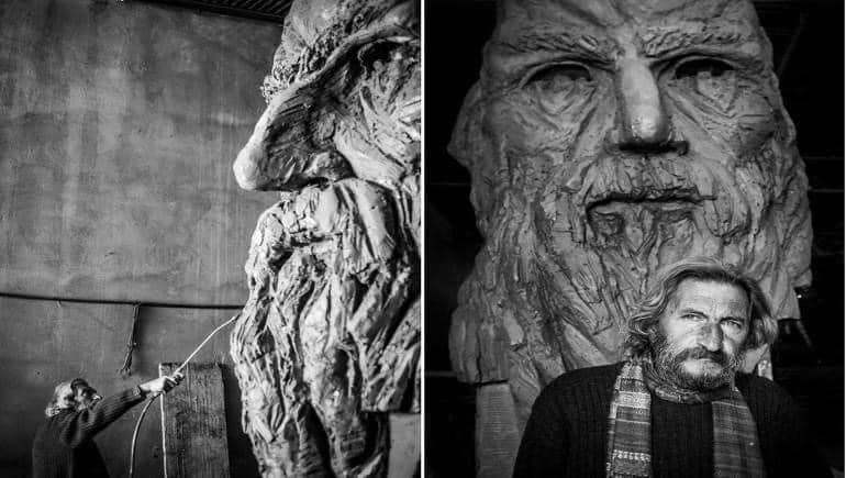 النحّات عاصم الباشا مع تمثال المعرّي - Facebook/Porte de Montreuil