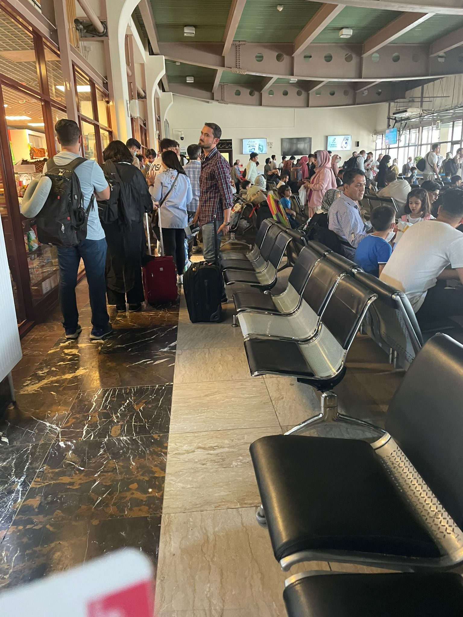 جانب من الوضع داخل مطار كابول - twitter.com/BBCYaldaHakim