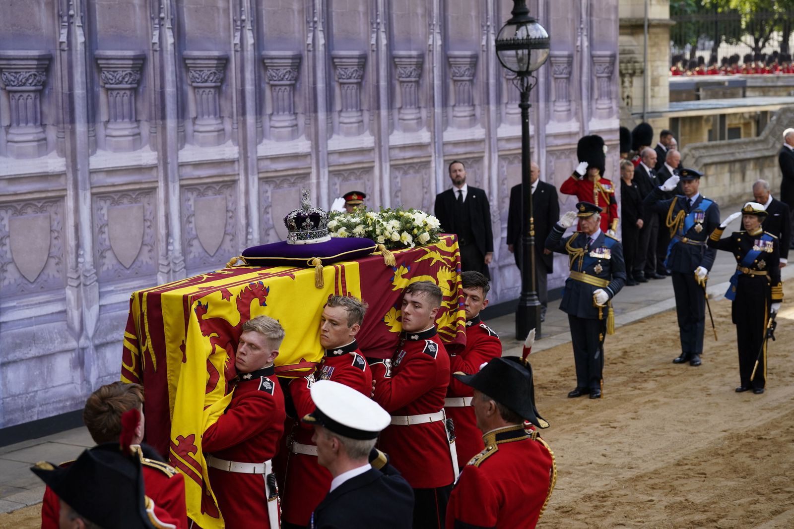 جنود من فرق مشاة الجيش البريطاني يحملون نعش الملكة الراحلة إليزابيث الثانية أثناء إدخاله إلى قصر ويستمنستر بلندن- 14 سبتمبر 2022 - AFP