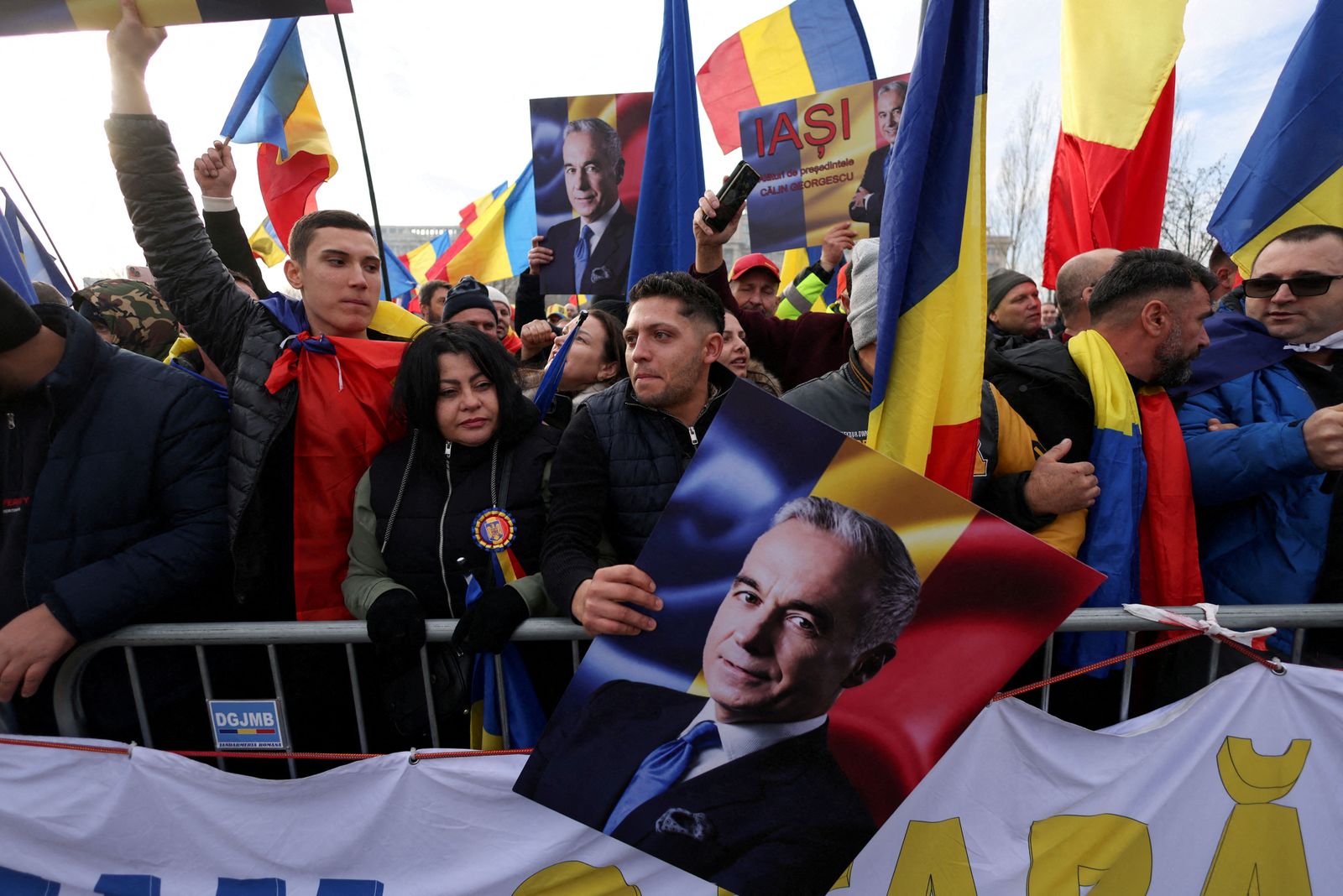 Supporters hold photos of Romanian far-right presidential election candidate Calin Georgescu and Romanian national flags, during a demonstration outside the constitutional court, where Georgescu is expected to file some documents to the judicial authorities, in Bucharest, Romania, January 10, 2025. Inquam Photos/George Calin via REUTERS    ATTENTION EDITORS - THIS IMAGE WAS PROVIDED BY A THIRD PARTY. ROMANIA OUT. NO COMMERCIAL OR EDITORIAL SALES IN ROMANIA