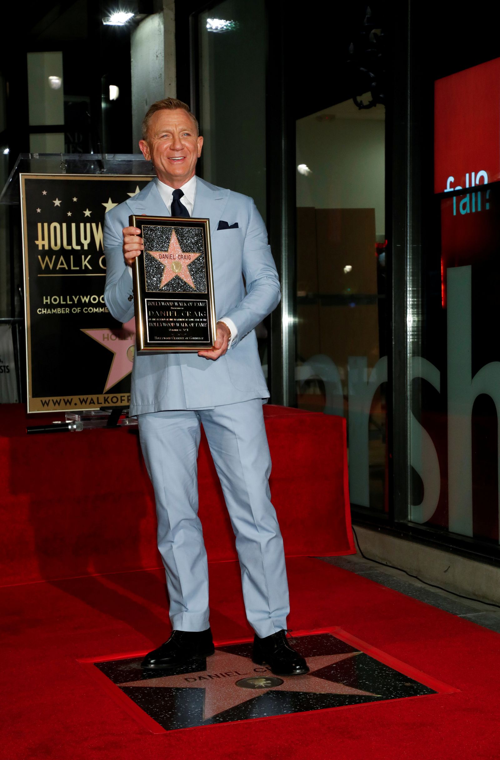 الممثل دانيال كريج يستقبل نجمة في ممشى المشاهير بهوليوود في لوس أنجلوس - REUTERS