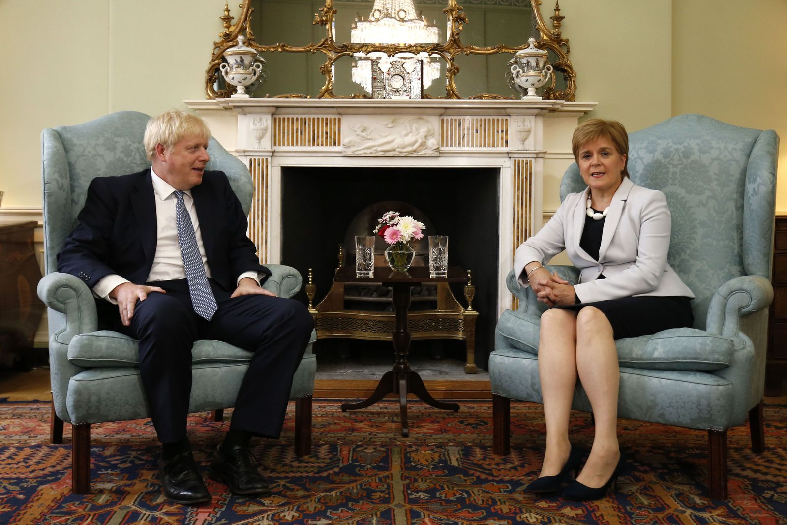 رئيسة وزراء اسكتلندا نيكولا ستورجن ورئيس الوزراء البريطاني بوريس جونسون خلال لقاء في إدنبرة - 29 يوليو 2019 - Bloomberg