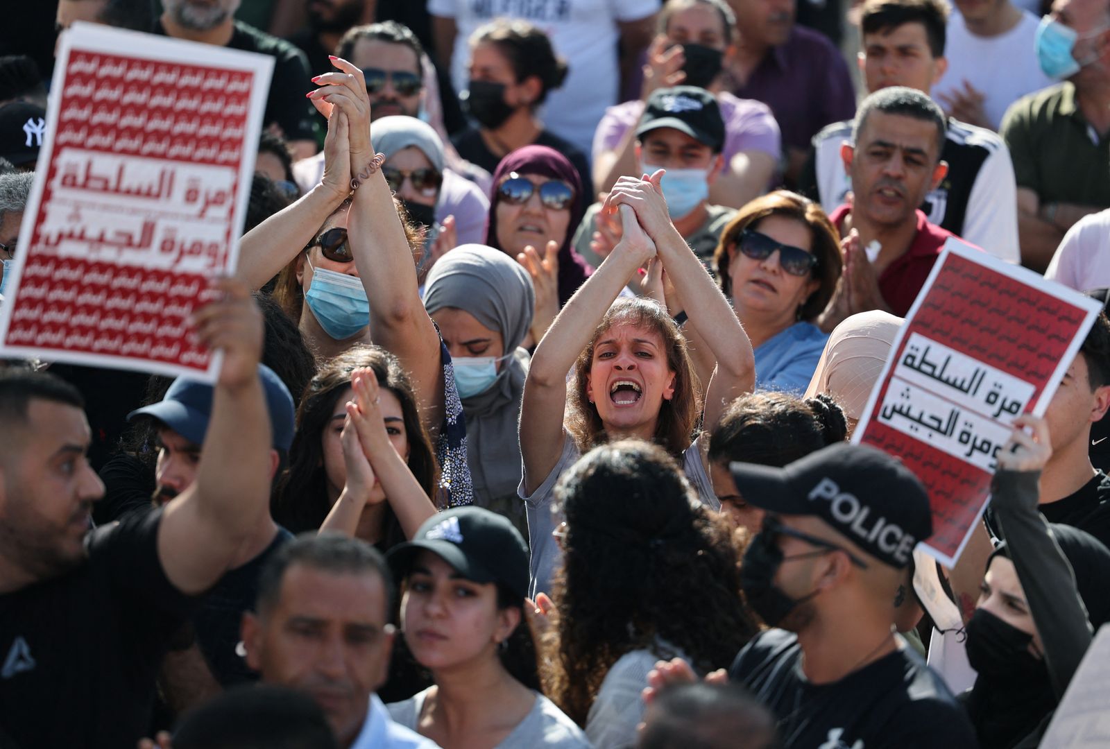 متظاهرون يحملون لافتات خلال احتجاجات في رام الله على مقتل الناشط الفلسطيني نزار بنات 3 يوليو 2021 - AFP