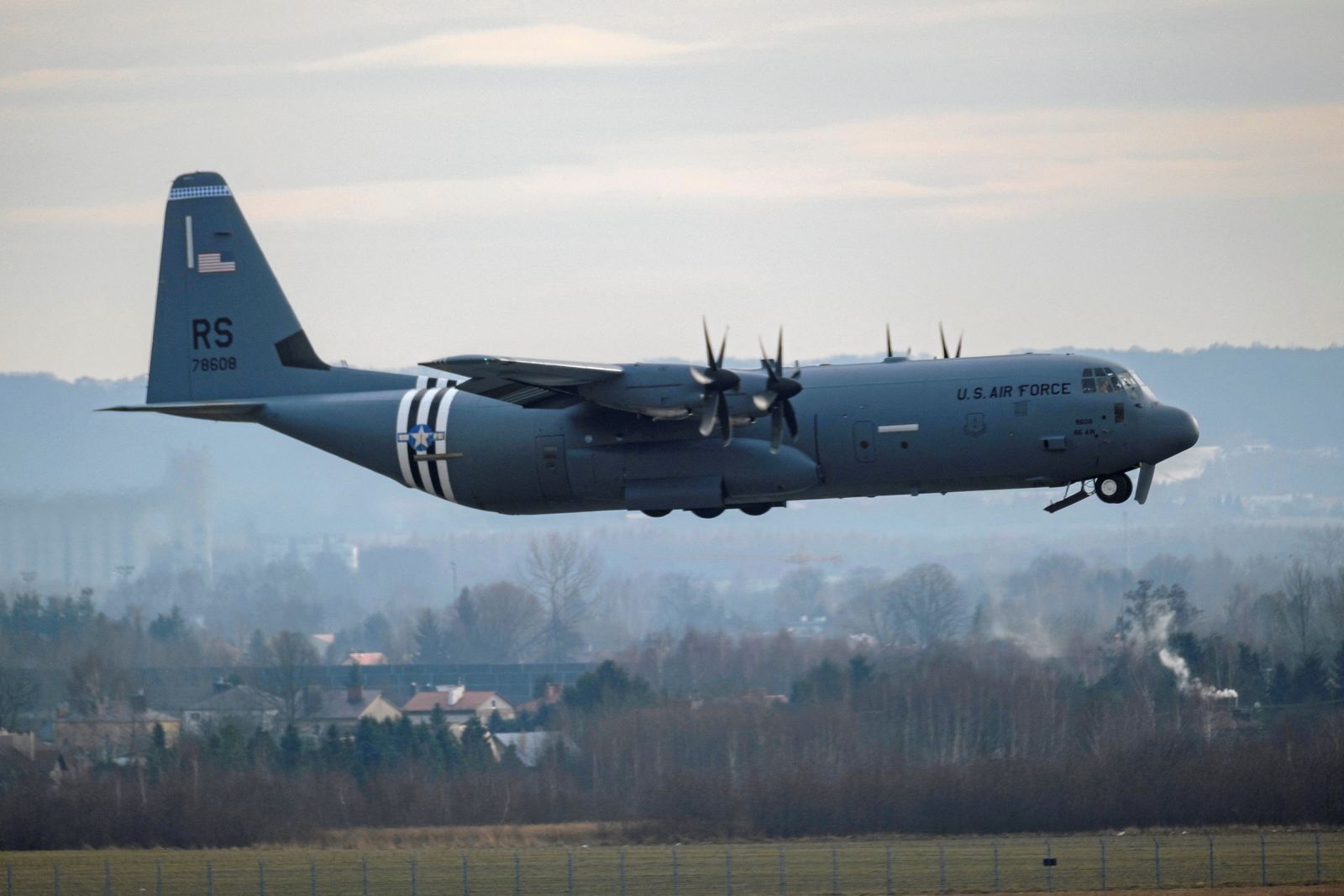 طائرة نقل عسكرية أميركية من طراز C-130J هيركيوليز تهبط في مطار ياسيونكا ببولندا – 4 فبراير 2022 