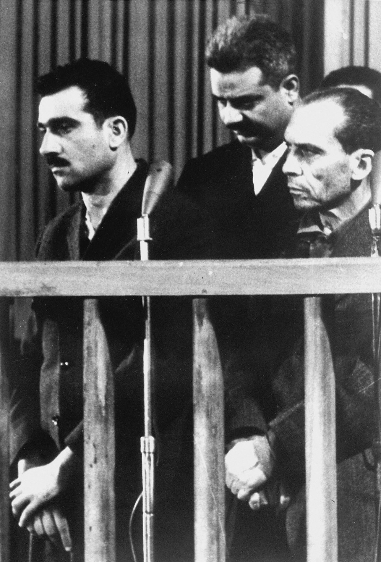 صورة مؤرخة في 9 مايو 1965 تظهر الجاسوس الإسرائيلي إيلي كوهين (يسار) واثنين من المتهمين الآخرين المجهولين، أثناء محاكمتهم في دمشق، قبل عشرة أيام من الإعدام