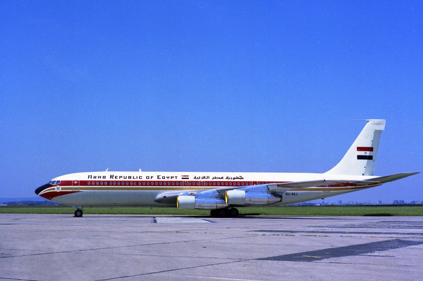 الطائرة المصرية في مطار بالعاصمة الفرنسية باريس في صورة ألتقطت في يونيو 1975 - airhistory.net