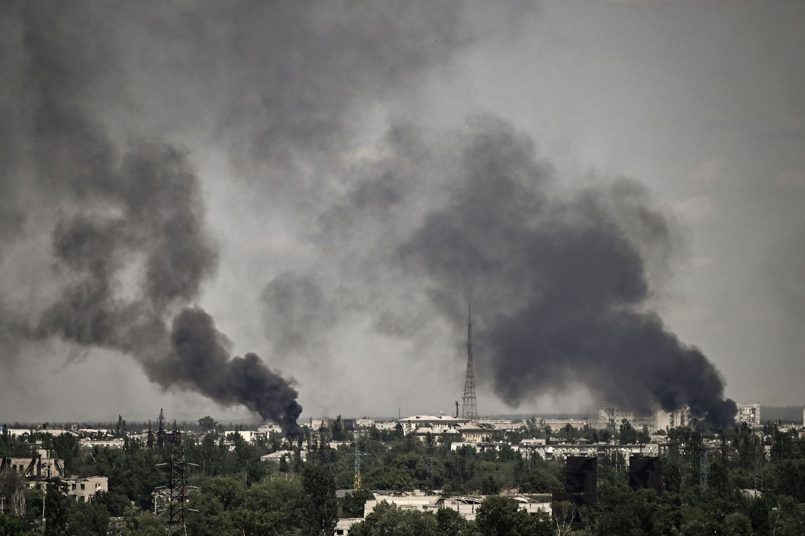 الدخان يتصاعد في مدينة سيفيرودونتسك خلال معارك عنيفة بين القوات الأوكرانية والروسية في منطقة دونباس بشرق أوكرانيا - 30 مايو 2022. - AFP