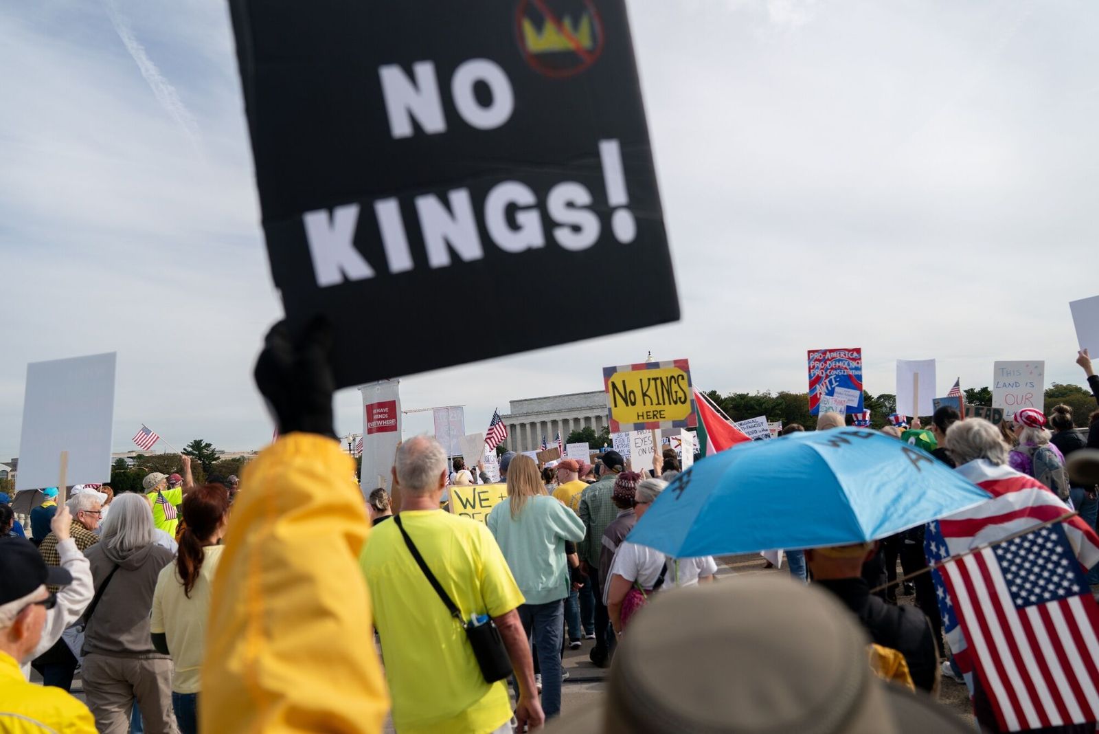 Demonstrators march across Memorial Bridge near the Lincoln Memorial during a �No Kings� protest in Washington, DC, US, on Saturday, Oct. 18, 2025. Protests against Trump administration policies are happening in cities and towns across the country today. Photographers: Stefani Reynolds/Bloomberg