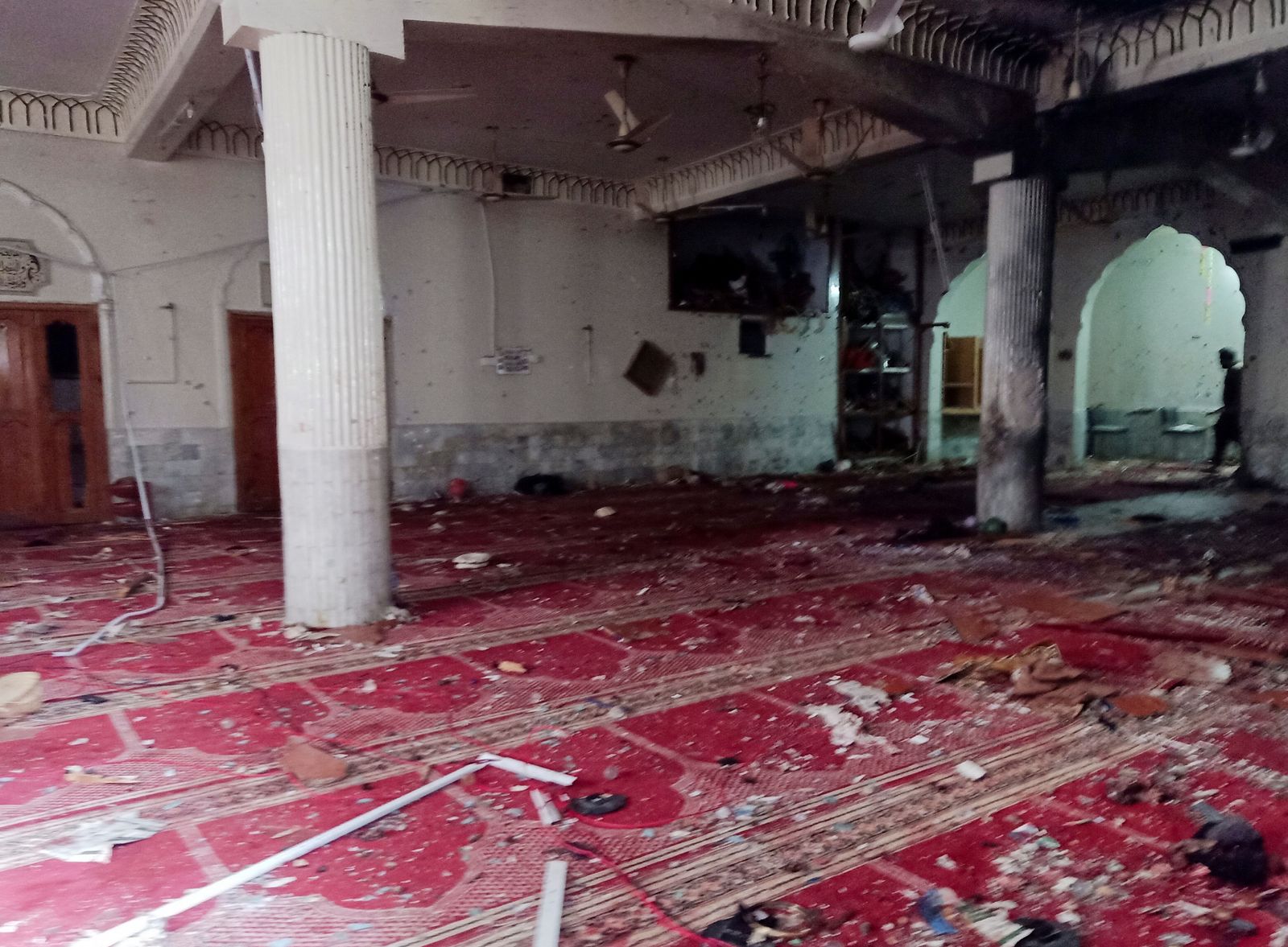 منظر عام لقاعة الصلاة بعد انفجار قنبلة داخل مسجد أثناء صلاة الجمعة في مدينة بيشاور الباكستانية. - REUTERS