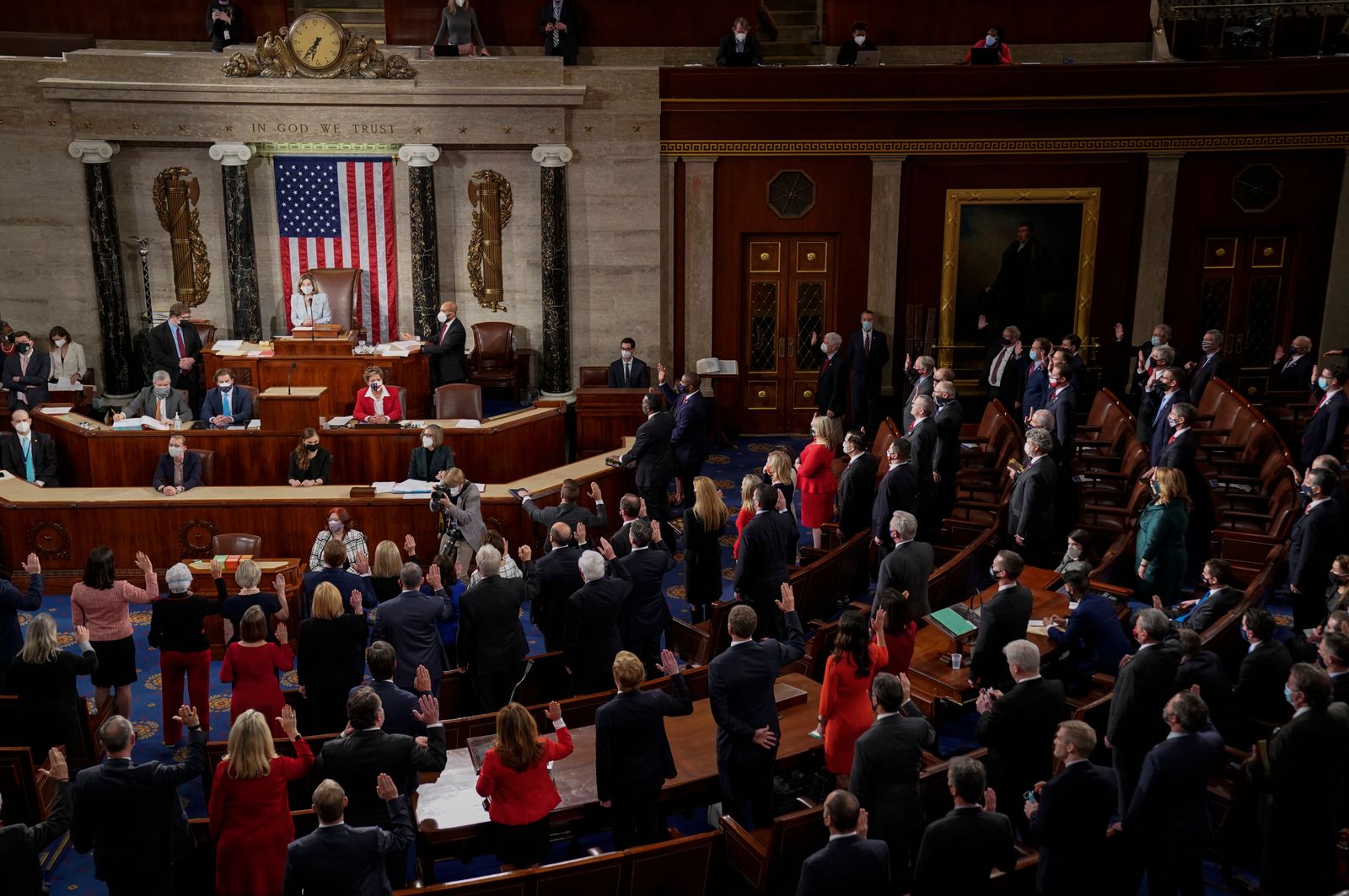 نواب الحزب الجمهوري يؤدون اليمين الدستورية في افتتاح الفصل التشريعي الجديد للكونغرس الأميركي. 3 يناير 2021 - AFP