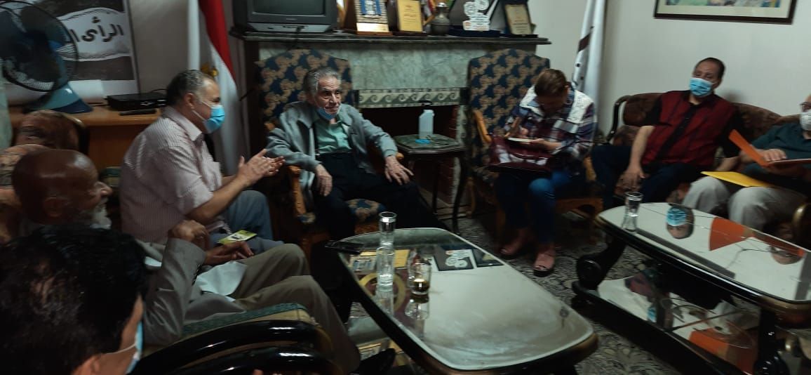 الراحل جمعة فرحات في الجمعة المصرية للكاريكاتير - من أرشيف الفنان سمير عبدالغني.