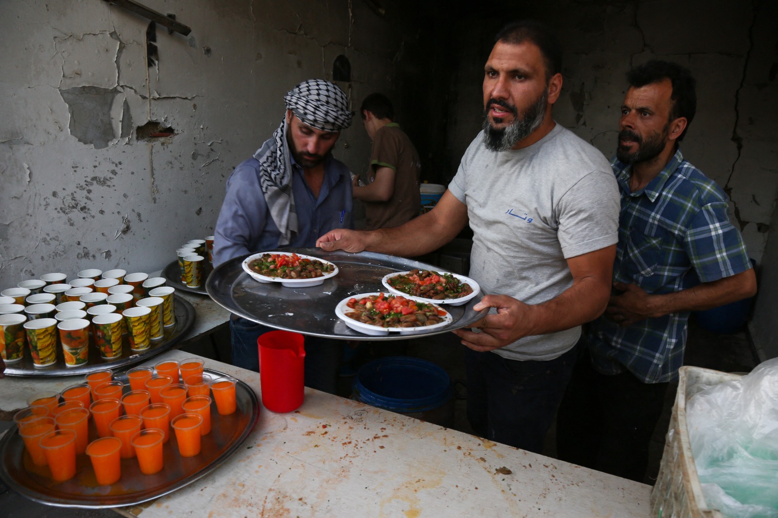 طاهٍ سوري يعد الطعام استعداداً للإفطار في رمضان، دوما، سوريا، 18 يونيو 2017