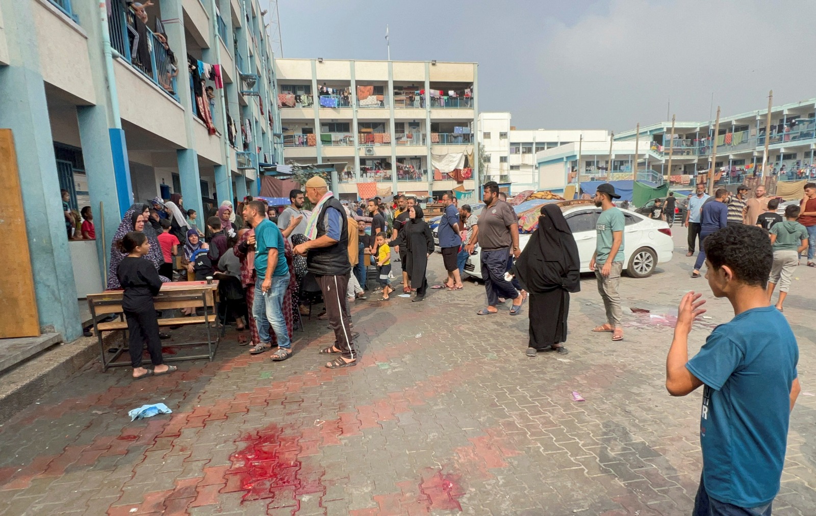 نازحون فلسطينيون في مدرسة تديرها الأونروا، بعد استهدافها عبر غارات إسرائيلية، في جباليا شمال قطاع غزة، فلسطين. 2 نوفمبر 2023