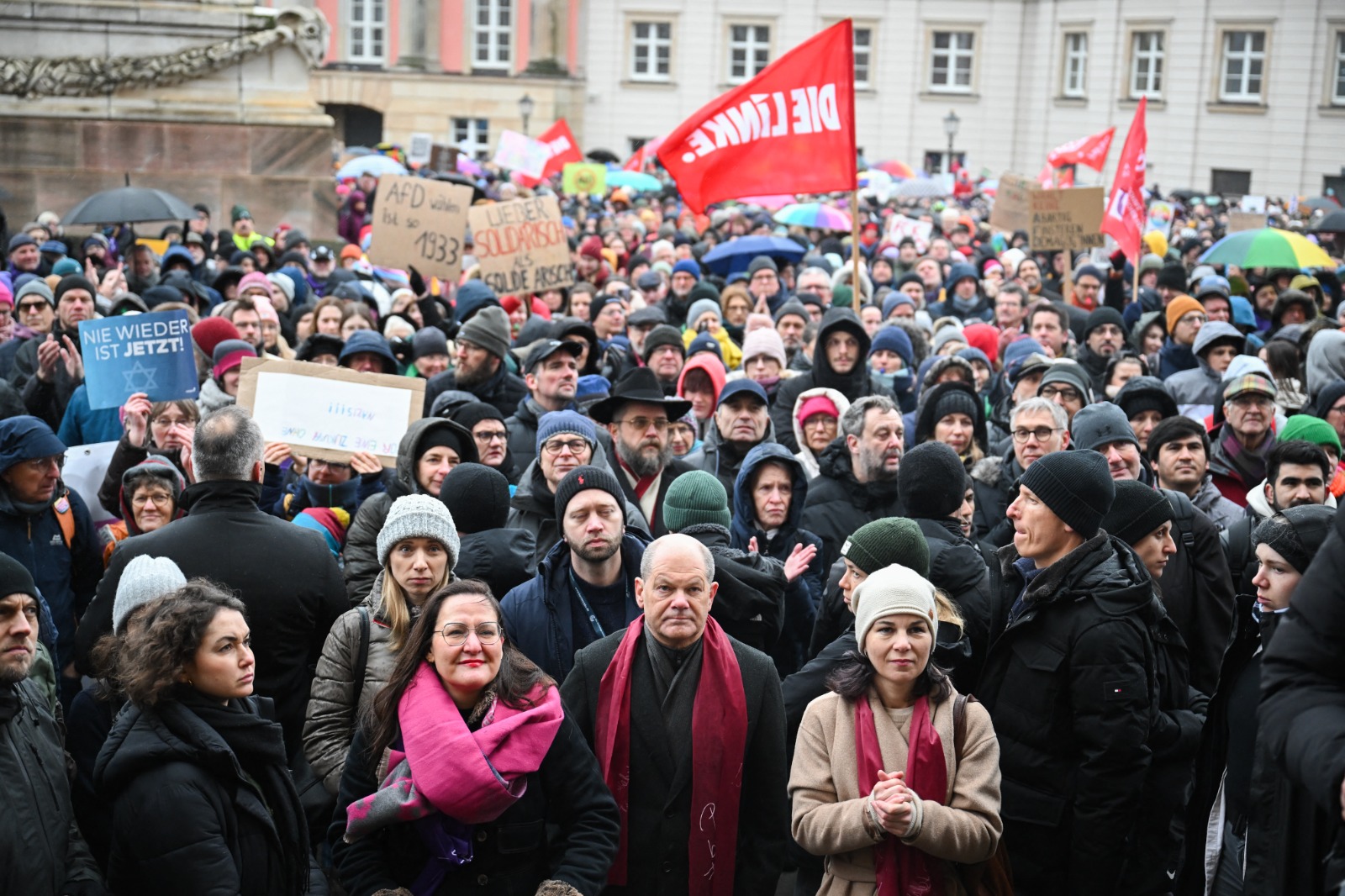 المستشار الألماني ووزيرة الخارجية الألمانية يشاركان في ممسيرة احتجاجية ضد اليمين المتطرف في بوتسدام. ضواحي برلين، ألمانيا. 14 يناير 2024
