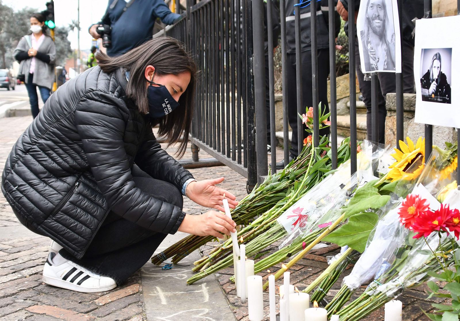 A fan lights a candle outside of the hotel where Foo Fighters' drummer Taylor Hawkins died, on March 26, 2022 in Bogot�. - Foo Fighters' drummer Taylor Hawkins, 50, of the multi-Grammy award-winning rock group the Foo Fighters has died while on tour in Bogota, Colombia, his bandmates said in a statement on March 25, 2022. (Photo by DANIEL MUNOZ / AFP) - AFP
