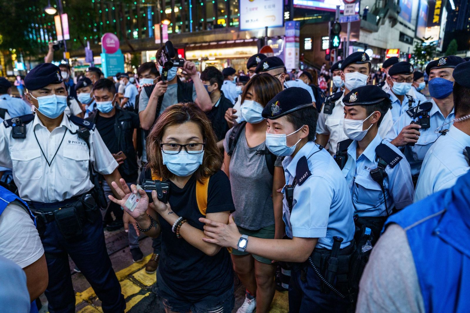 شرطيون يعتقلون امرأة في هونغ كونغ - 12 يونيو 2021 - Bloomberg