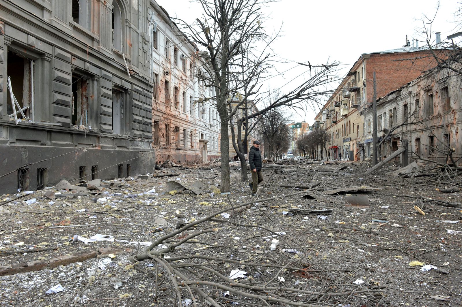 جانب من الدمار في مدينة خاركيف شرق أوكرانيا بسبب المعارك بين القوات الروسية والأوكرانية 7 مارس 2022 - AFP