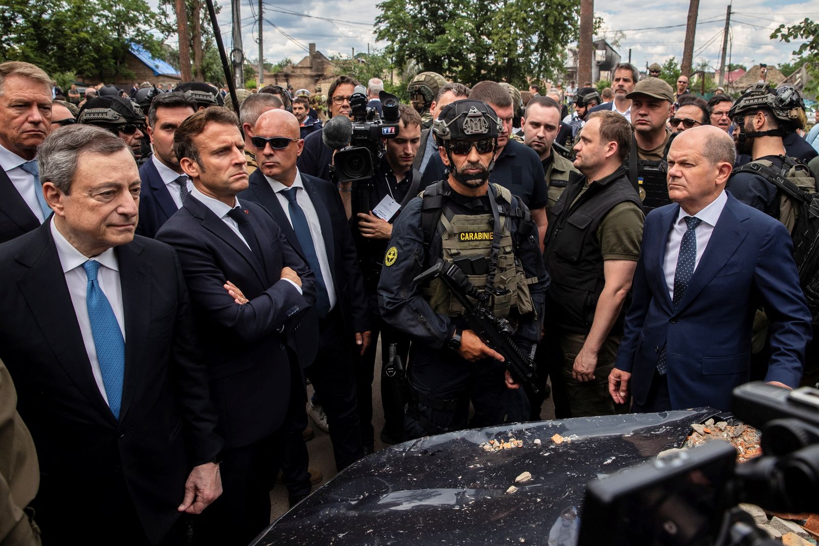 قادة فرنسا وألمانيا وإيطاليا ورومانيا في زيارة إلى ضاحية إربين في كييف. 16 يونيو 2022 - REUTERS
