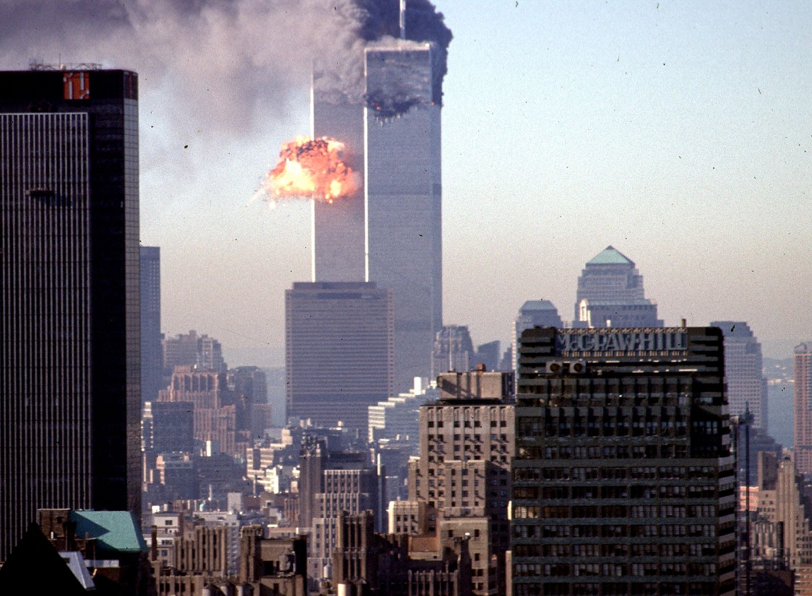 جانب من استهداف مركز التجارة العالمي في نيويورك خلال هجمات الحادي عشر من سبتمبر التي نفذها تنظيم القاعدة 11 سبتمبر 2001 - AFP