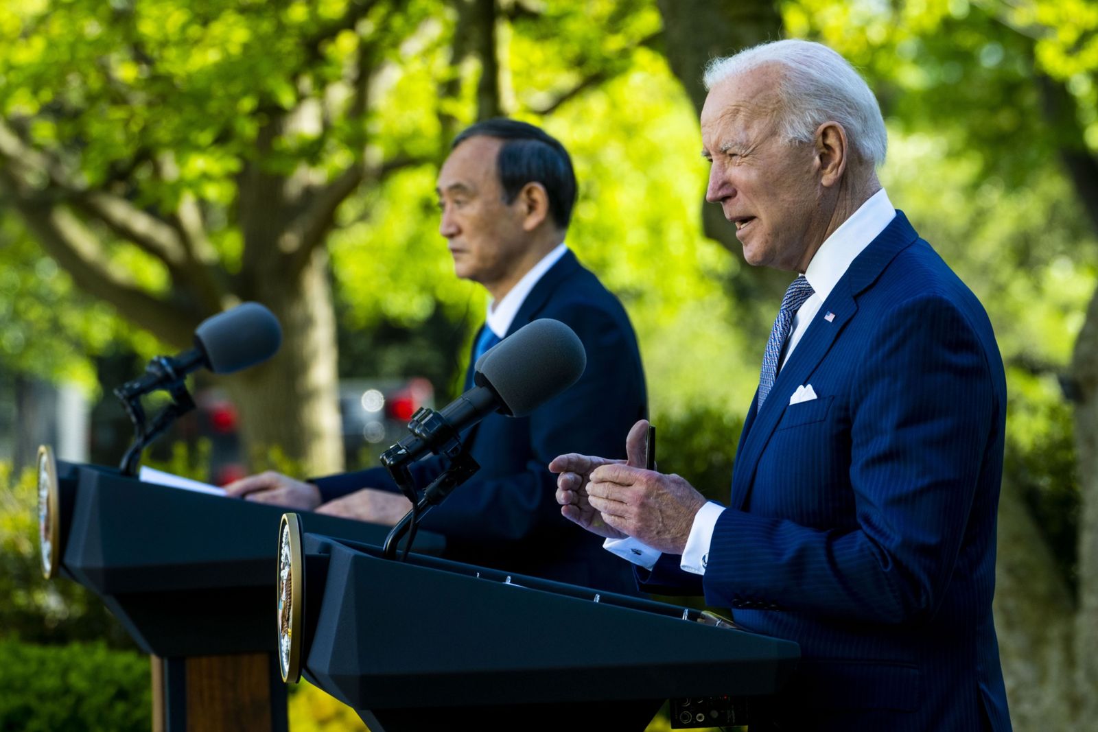 الرئيس الأميركي جو بايدن ورئيس الوزراء الياباني يوشيهيدي سوغا خلال مؤتمر صحافي في البيت الأبيض - 16 أبريل 2021 - Bloomberg