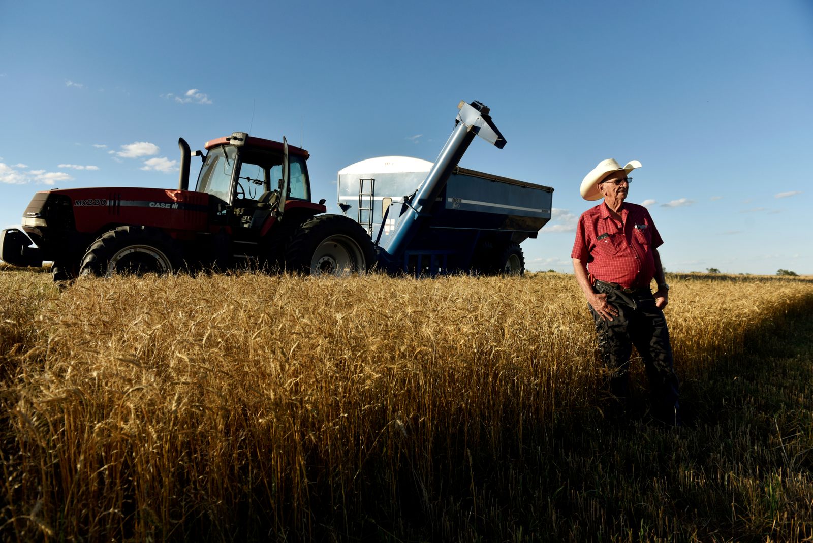 مزارع يقف في حقل للذرة والقمح في أوكلاهوما، الولايات المتحدة الأميركية، 12 يونيو 2019 - REUTERS