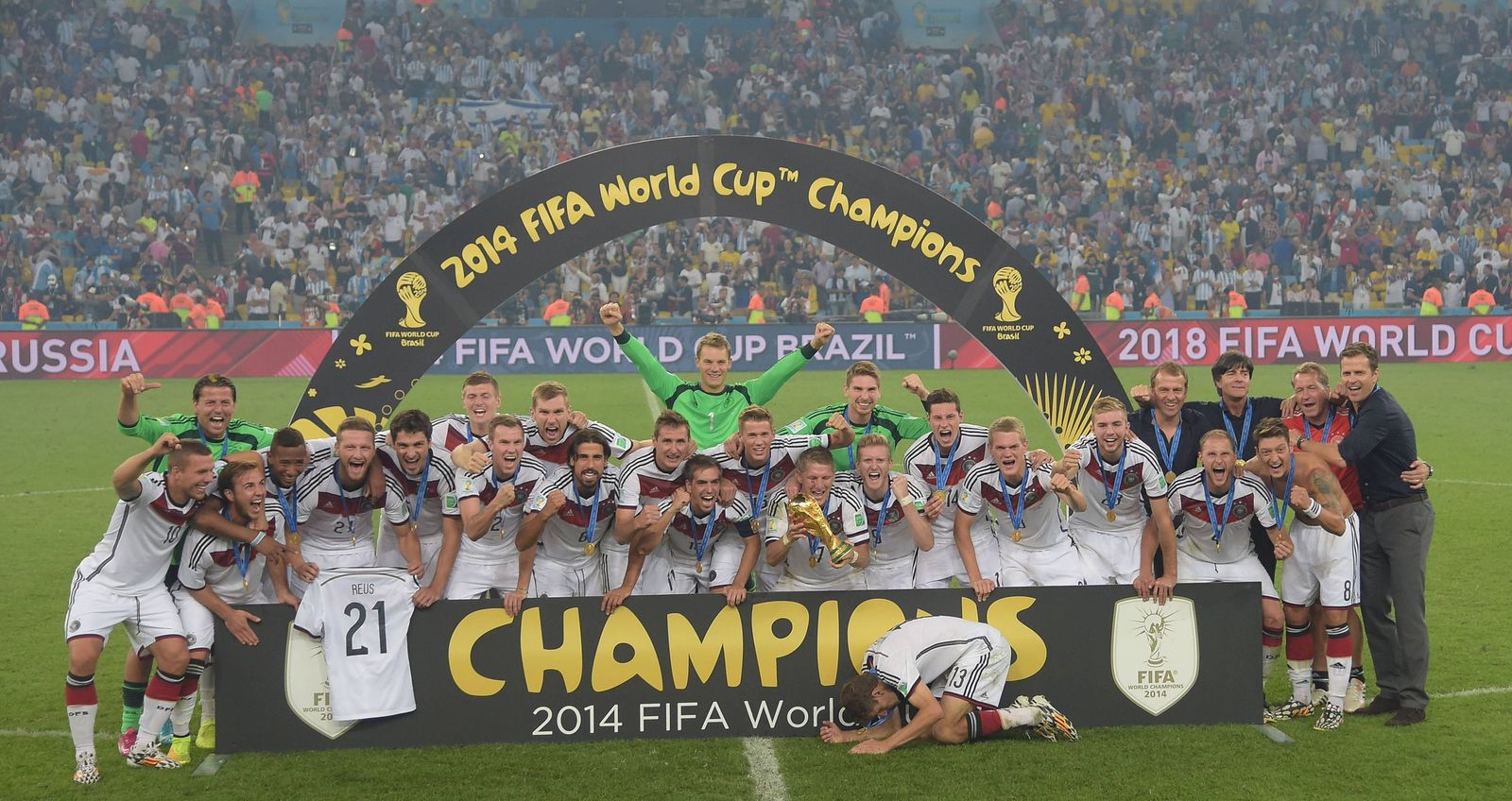 تتويج المنتخب الألماني بكأس العالم 2014 - TWITTER/@FCBayernEN