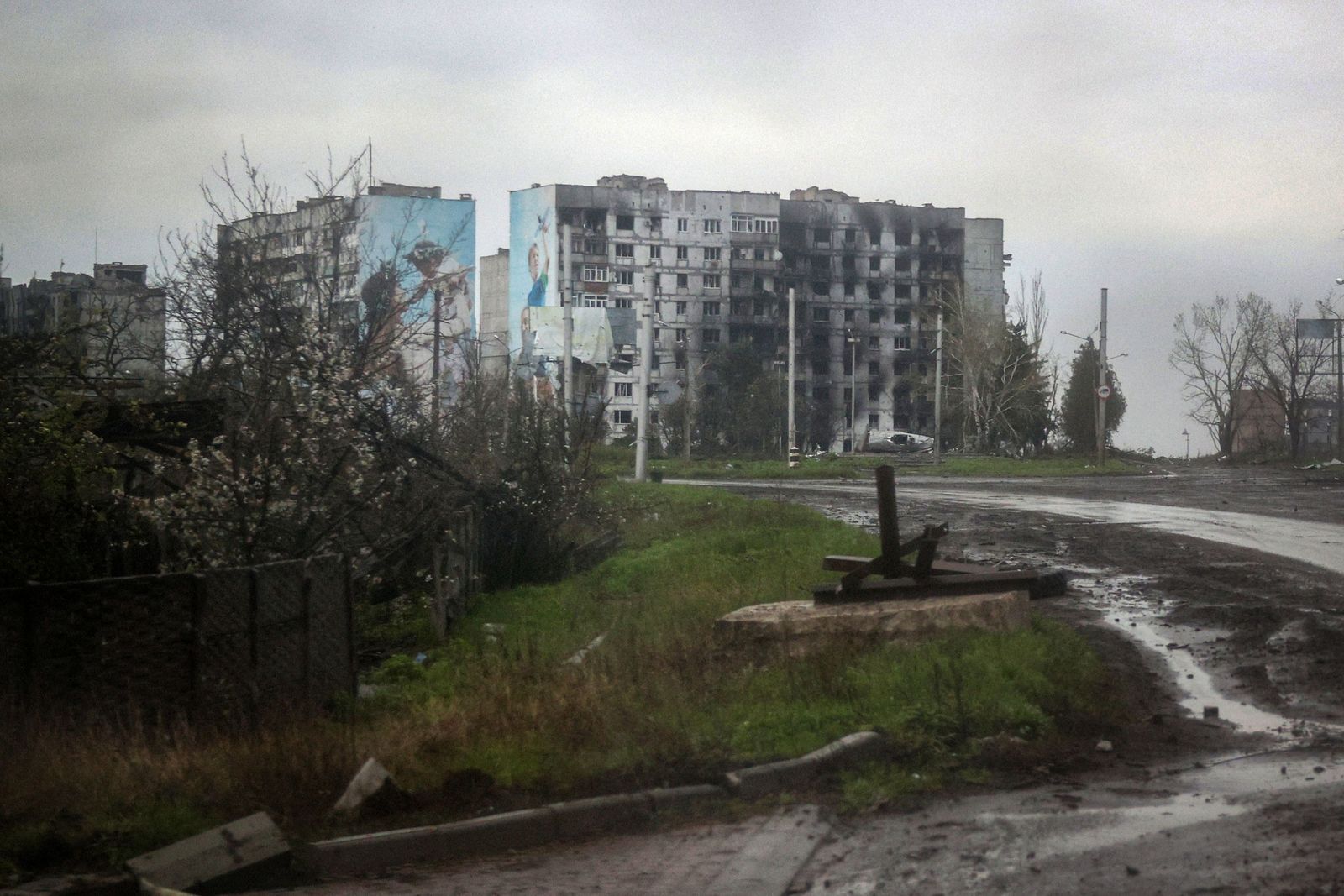 EDITORS NOTE: Graphic content / This photograph taken on April 23, 2023, through a bulletproof car glass shows residential buildings damaged by shelling in the frontline city of Bakhmut, Donetsk region, on April 23, 2023, amid the Russian invasion of Ukraine. (Photo by Anatolii Stepanov / AFP) - AFP