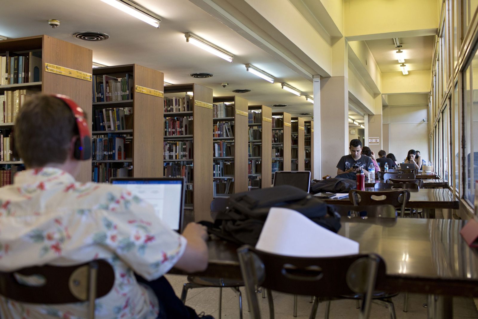 طلاب يستخدمون أجهزة كمبيوتر محمولة للدراسة في مكتبة جامعة بوغازيتشي بإسطنبول - 23 يوليو 2016 - Bloomberg