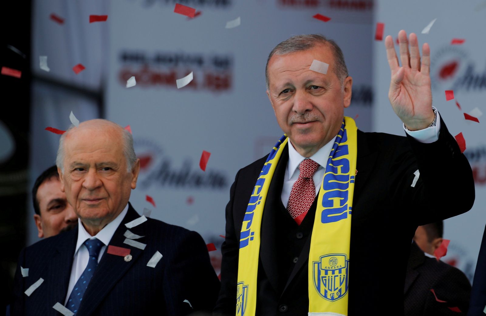 الرئيس التركي رجب طيب أردوغان وزعيم حزب الحركة القومية دولت بهشلي خلال تجمّع انتخابي في أنقرة - 23 مارس 2019 - REUTERS