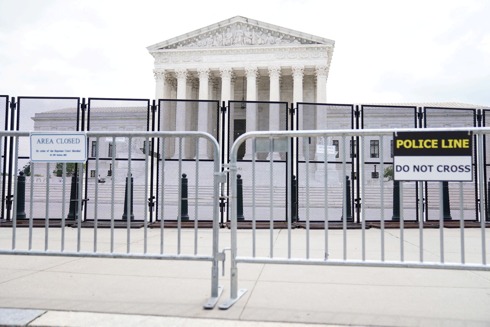 سياج أمني خارج المحكمة العليا الأميركية في واشنطن العاصمة الولايات المتحدة- 14 يونيو 2022. - REUTERS