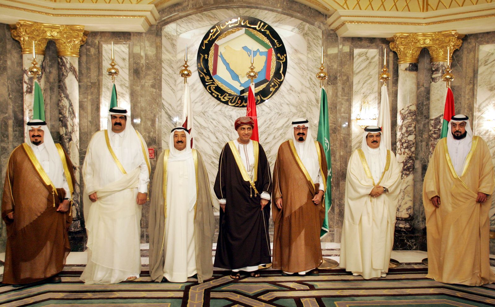 ولي العهد السعودي آنذاك سلطان بن عبد العزيز، وأمير قطر السابق الشيخ حمد بن خليفة آل ثاني، ورئيس الوزراء الكويتي آنذاك الشيخ صباح الأحمد الجابر الصباح، ونائب رئيس الوزراء العماني فهد بن محمود آل سعيد، والملك السعودي الراحل عبد الله بن عبد العزيز، وملك البحرين حمد بن عيسى آل خليفة، ورئيس دولة الإمارات الشيخ خليفة بن زايد آل نهيان، في قمة لدول مجلس التعاون الخليجي في الرياض، مايو 2006 - AFP