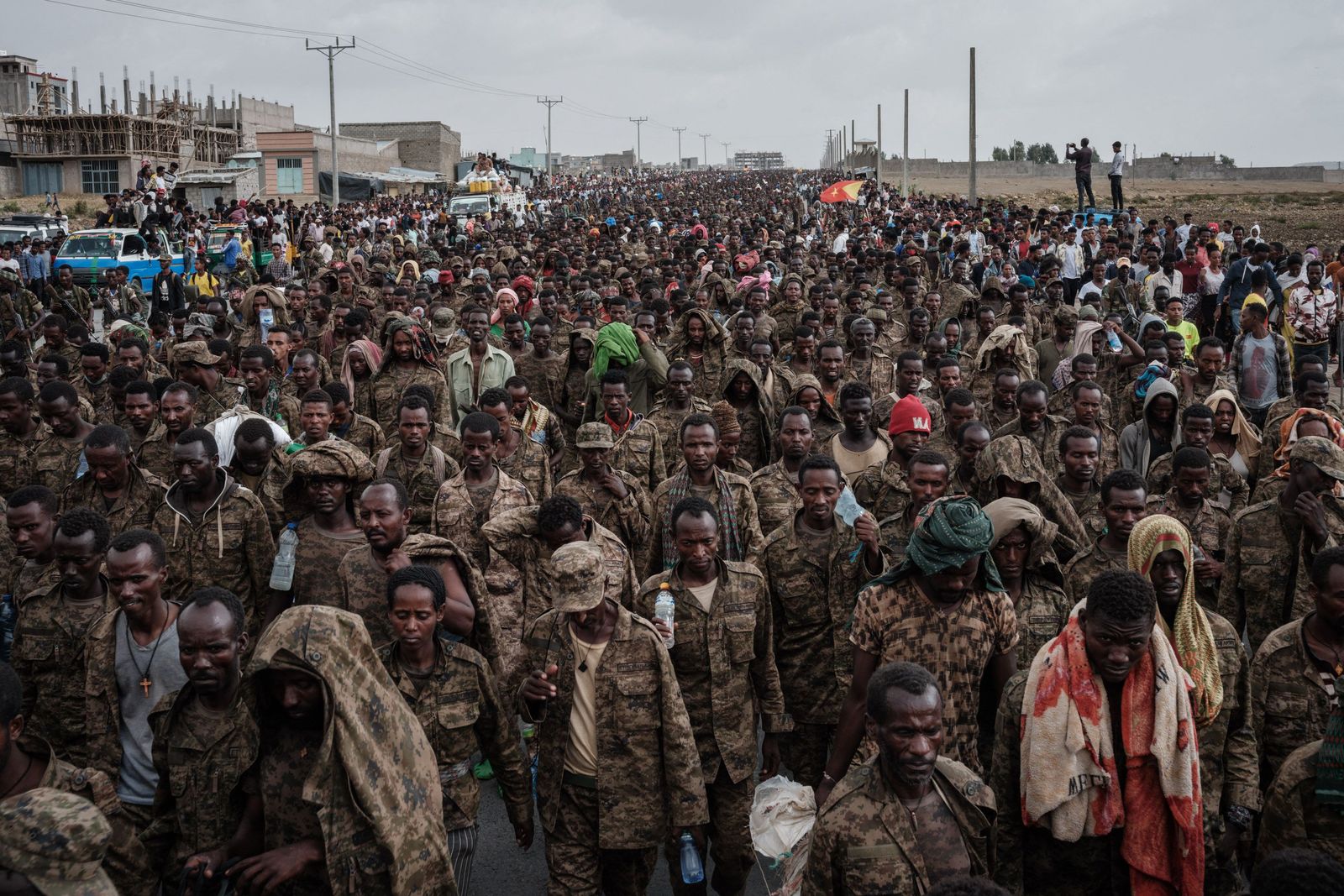 جنود إثيوبيون يسيرون باتجاه مركز ميكيلي لإعادة التأهيل في عاصمة منطقة تيغراي بإثيوبيا - 2 يوليو 2021 - AFP