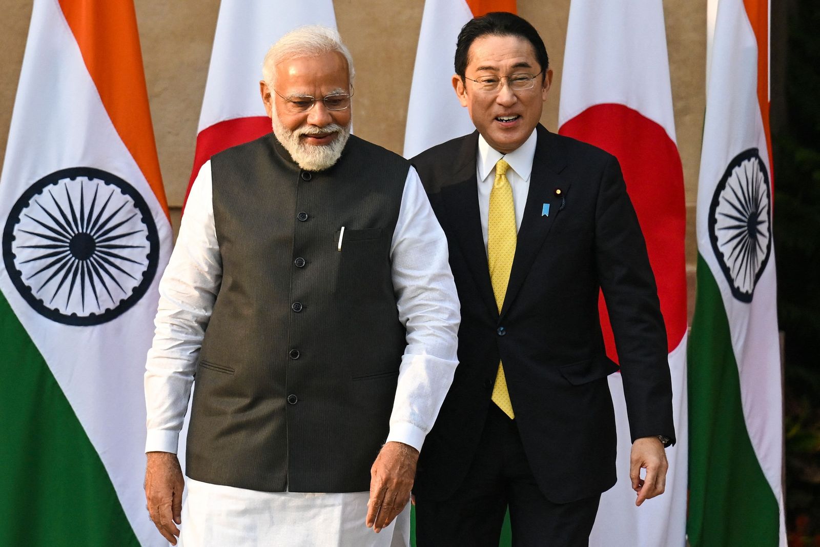 رئيس الوزراء الياباني فوميو كيشيدا (إلى اليمين) ونظيره الهندي ناريندرا مودي قبل اجتماعهما في حيدر أباد في نيودلهي في 19 مارس 2022.  - AFP